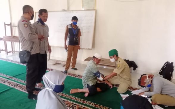 Polisi Monitoring Gebyar Vaksinasi Covid-19 Dosis I dan Dosis II Di Majlis Ta’lim Serta Pemukiman Warga