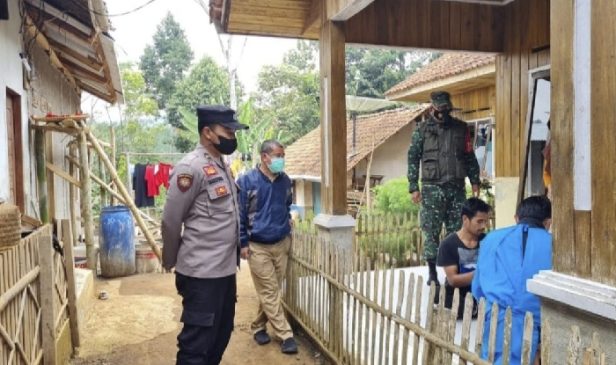 Polisi Berikan Bantuan Paket Sembako Kepada Warga Isoman Kurang Mampu di Masa PPKM