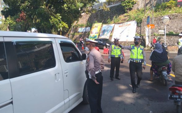 Weekend, Polisi Berlakukan Ganjil Genap Memasuki Kawasan Wisata Sambil Bagikan Masker di Tengah PPKM