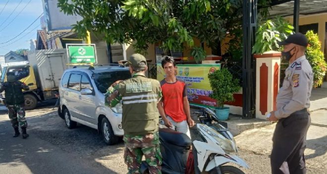 Selain Ops Yustisi, Polri dan Koramil Bagikan Masker Kepada Pengendara di Masa PPKM