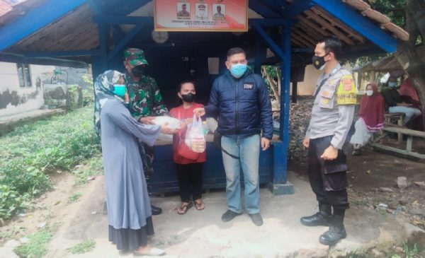Uluran Tangan Kepada Warga Terdampak Covid-19, Polisi Bagikan Bansos Sembako di Masa PPKM