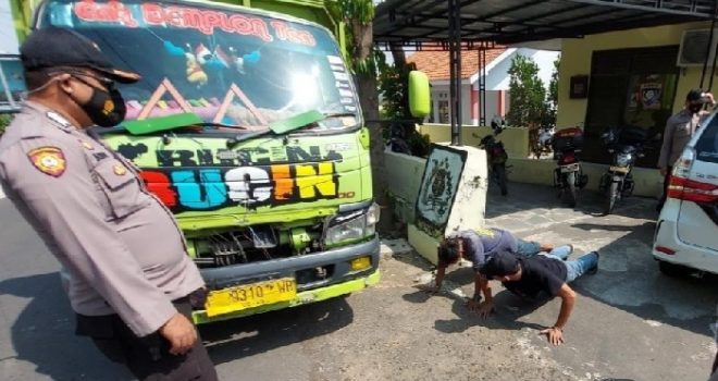 Cegah Penyebaran Covid-19, Polisi Bagi-Bagi Masker Sasar Pengguna Jalan di Masa PPKM