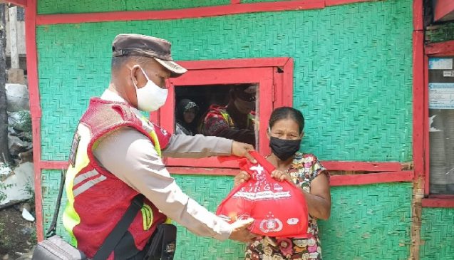 Polri Salurkan Bansos Dari Bratasena Akabri 1996 kepada Warga Terdampak Covid-19 di Masa PPKM