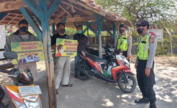 Sosialisasi dan Edukasi Disiplin Prokes, Polisi Sapa Warga di Pangkalan Ojek Sambil Bagikan Masker di Masa PPKM