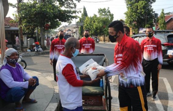 Jumat Berkah, Polisi Bagikan Bansos Kepada PKL dan Pemulung di Tengah PPKM