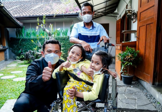 Kadisdik Jabar Beri Bantuan Kursi Roda Kepada Anak Kembar Siam