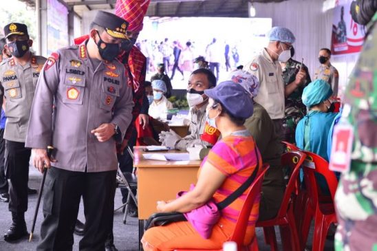 Kapolri Tinjau Vaksinasi Serentak 31 Titik di Sumut
