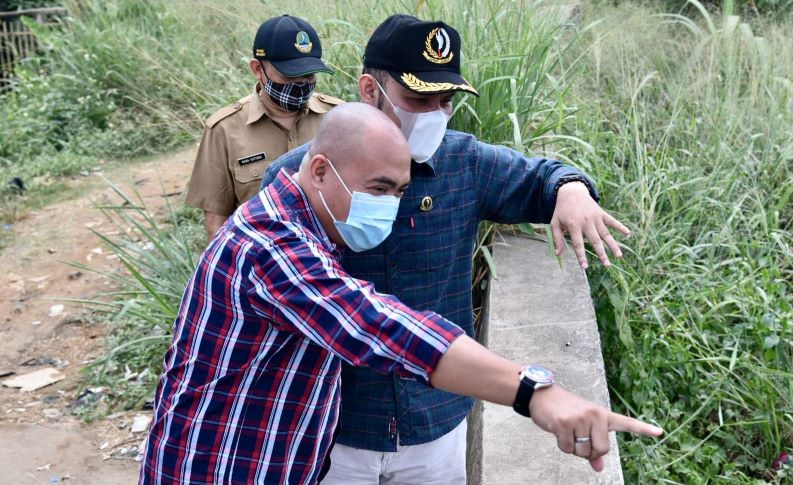 Komisi IV DPRD Jabar saat meninjau jembatan dayeuhkolot.