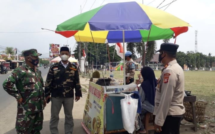 Jajaran Polres Majalengka saat memberikan himbauan prokes di Pasar.