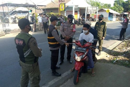 Petugas Gabungan Laksanakan Ops Yustisi, Bagikan Masker dan Berikan Himbauan 5M Masa PPKM Darurat Mikro Level 3