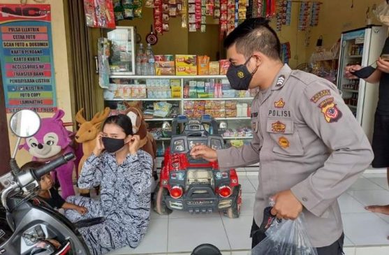 Polisi Bagikan Masker Gratis Kepada PKL Guna Pencegahan Penularan Covid-19 di Tengah PPKM