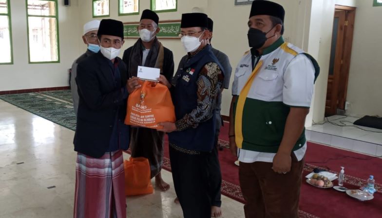 Penyerahan bansos dari Baznas ke MUI Kab. Majalengka.
