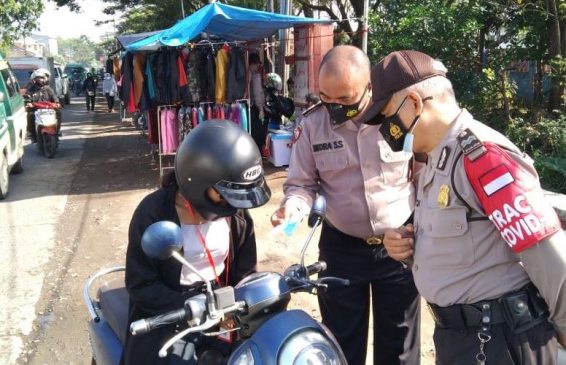 Polisi Gelar Ops Yustisi Guna Ingatkan Masyarakat Pentingnya Disiplin Prokes, Sekaligus Bagikan Masker di Tengah PPKM