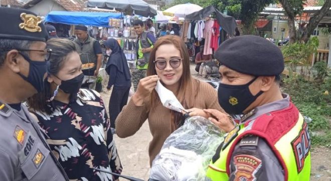 Polisi Gencar Bagikan Masker Sebagai Antisipasi Penyebaran Covid -19 di Tengah PPKM
