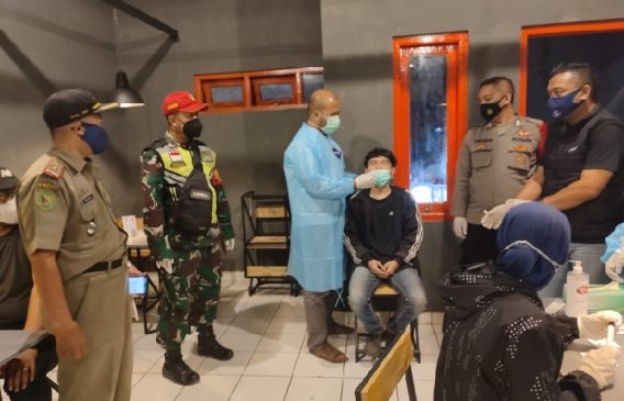 Polisi Laksanakan Patroli PPKM level 3 dan Test Antigen Serta Bagikan Masker Kepada Masyarakat