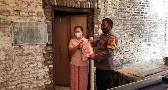 Polisi Salurkan Bansos 200 Paket Sembako Kepada Warga Slum Area Desa Tegalsari dan Desa Jamblang di Tengah PPKM
