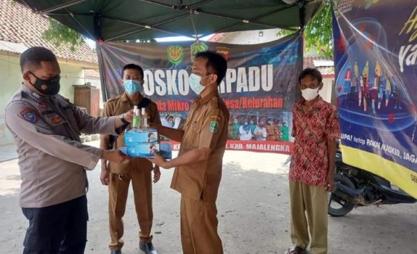 Polisi Salurkan Bansos Berupa Alat Kesehatan dan Himbau Prokes di Masa PPKM