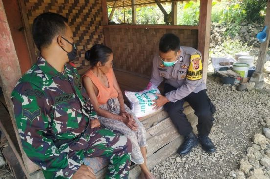 Polisi Salurkan Bansos Sembako Pada Masyarakat Terdampak Covid-19 di Tengah PPKM Level 2
