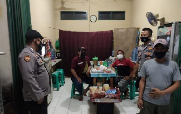 Polisi Sosialisasi Pendisiplinan Prokes Covid-19 Sambil Bagikan Masker di Lokasi Perekonomian di Tengah PPKM