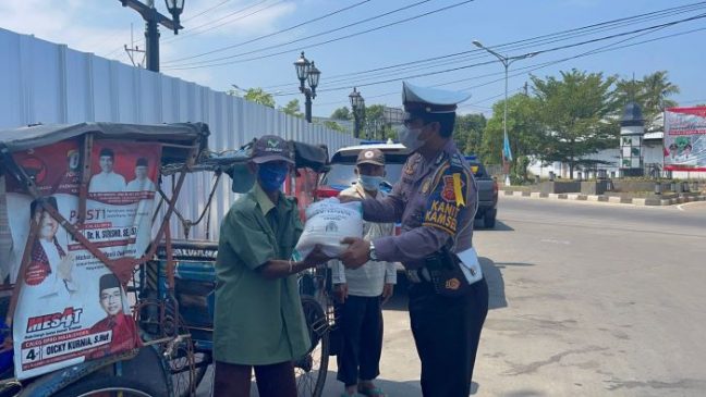 Polisi Tak Kenal Lelah Bagikan Bansos Kepada Puluhan Tukang Becak di Masa PPKM