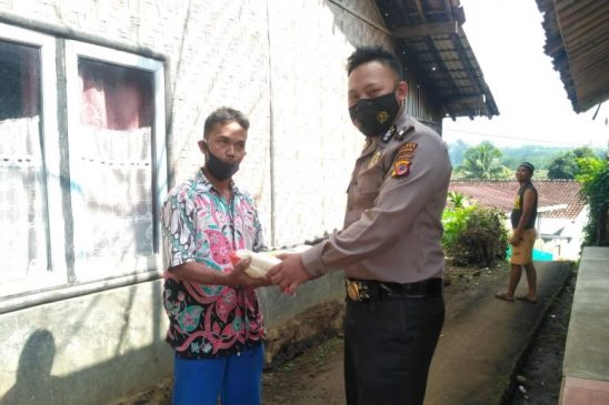 Polisi dan TNI di Sukabumi Kembali Salurkan Bansos Sembako untuk Warga Terdampak Covid-19 Di Masa PPKM Level 2
