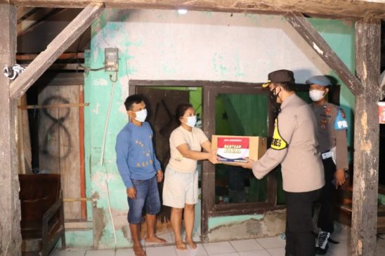 Polri Berbagi, Bagikan Bansos Sembako di Desa Cimanggu di Tengah PPKM