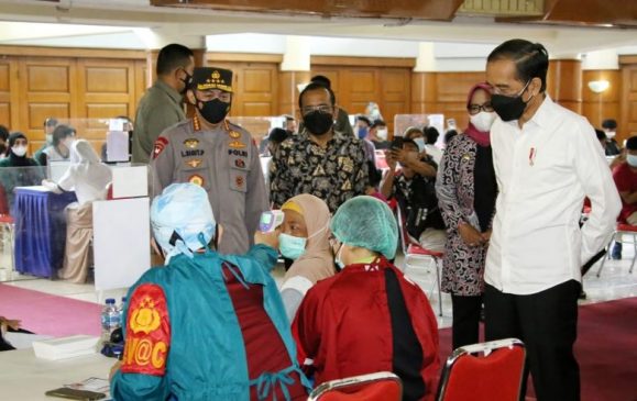 Polri Bersama BEM dan OKP Gelar Vaksinasi Merdeka se-Indonesia