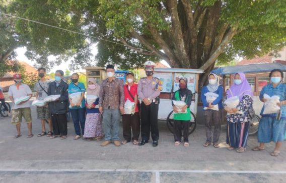 Sambut HUT Lalu Lintas ke-66, Polisi Kembali Bagikan Bansos Kepada Warga di Masa PPKM