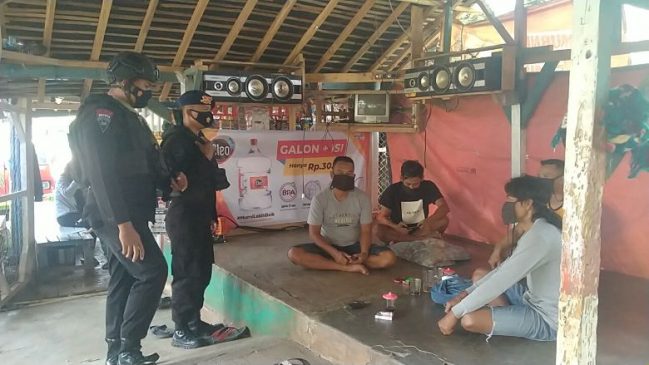 Sat Brimob Polda Jabar Bagikan Masker Gratis dan Berikan Himbauan Prokes Kepada Warga Jangari