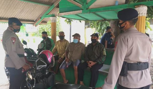 Sat Brimob Polda Jabar Berikan Himbauan Kamtibmas dan Prokes Kepada Warga Talun di Tengah PPKM Serta Bagikan Masker