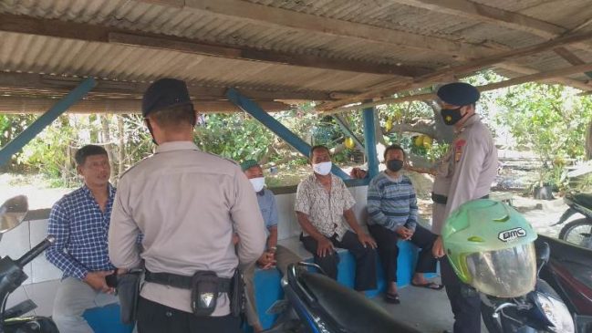 Sat Brimob Polda Jabar Himbau Warga Wanasaba Terapkan Prokes dan Bagikan Masker Saat Beraktifitas