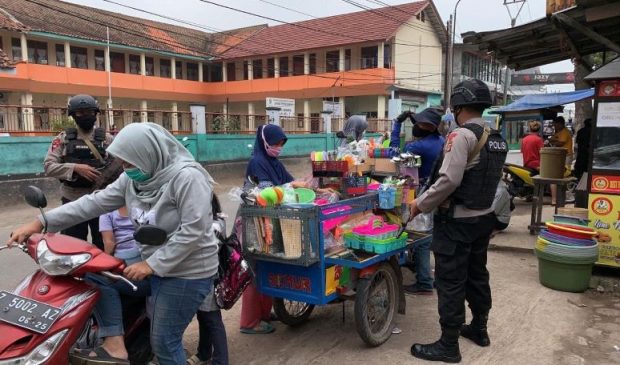 Sat Brimob Polda Jabar Ingatkan Prokes dan Berikan Masker Kepada Pedagang di Masa PPKM
