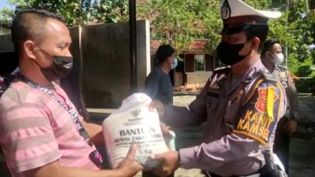 Tak Kenal Lelah, Sat Lantas Polres Majalengka Polda Jabar Salurkan Bansos dan Edukasi Prokes Kepada Warga Terdampak PPKM