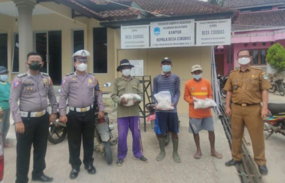 Terus Berlanjut, Polisi Salurkan Bansos dan Edukasi Prokes Warga Terdampak Covid-19 di Tengah PPKM