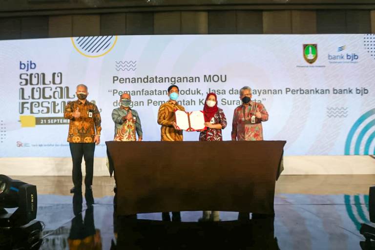 Penandatanganan MoU antara Pemerintah Kota Surakarta dan bank bjb tentang pemanfaatan produk, jasa dan layanan perbankan.