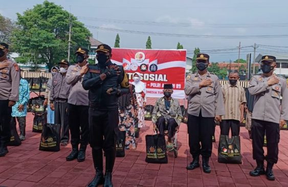 Alumni AKABRI 89 Berikan Bansos Kepada Lansia di Wilayah Sumedang di Masa PPKM