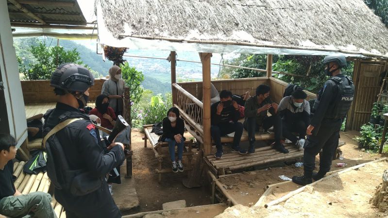 Anggota Sat Brimob Polda Jabar Ingatkan Kembali Warga Pacet Tentang Prokes, dan Bagikan Masker di Masa PPKM