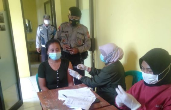 Berikan Rasa Aman, Polri Lakukan Pengamanan Vaksinasi di Masa PPKM