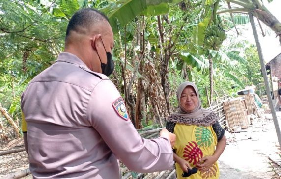 Cegah Penyebaran Covid-19, Polisi Bagikan Masker Gratis di Masa PPKM