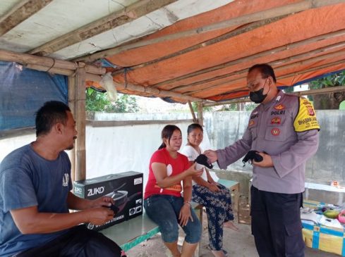Cegah Penyebaran Covid-19, Polisi Bagikan Masker Kepada Warga di Tengah PPKM