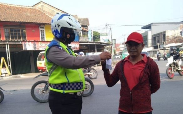 Cegah Penyebaran Covid-19, Polisi Bagikan Masker dan Himbau 5 M Kepada Pedagang dan Pengguna Jalan