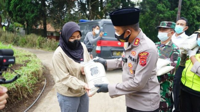 Di Cimahi, Polisi dan TNI Tak Henti Bagikan Bansos Paket Beras Kepada Masyarakat Terdampak Covid-19 di Tengah PPKM