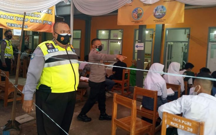 Gerai Vaksin Presisi Polri Digelar Polisi untuk Siswa dan Tenaga Pengajar SMA PGRI Rancaekek dengan Prokes Ketat