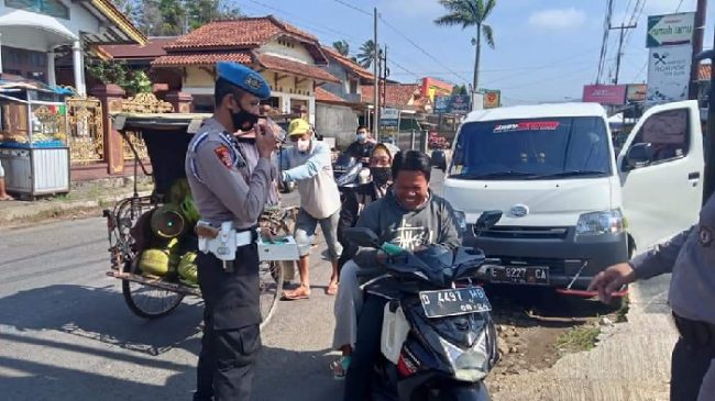 Polisi Bagikan Masker Gratis Upaya Edukasi Pentingnya Pakai Masker di Masa PPKM