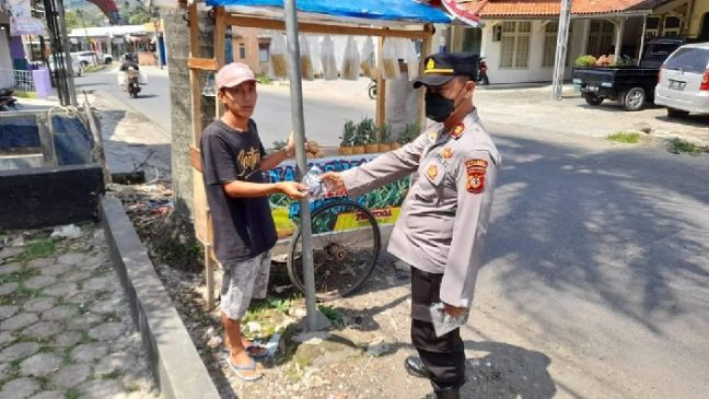 Dengan Humanis Polisi Tegur Warga yang Tidak Taat Prokes Sambil Bagikan Masker di Tengah PPKM