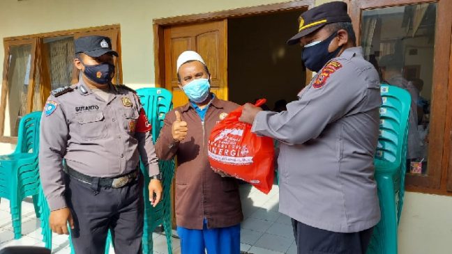 Tokoh Agama dan Warga Kecamatan Paseh Terima Bansos Paket Sembako dari Akabri Angkatan 1996