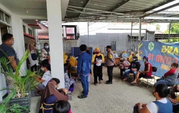 Berikan Rasa Nyaman, Anggota Polisi Monitoring Pelaksanaan Vaksinasi di Masa PPKM