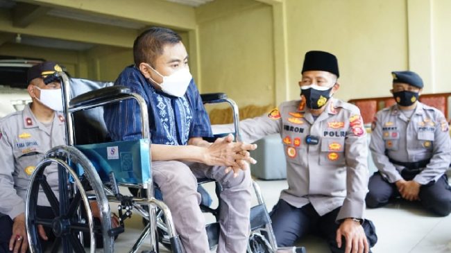 Polisi Terus Bagikan Bansos dan Kursi Roda di Cipatat di Tengah PPKM
