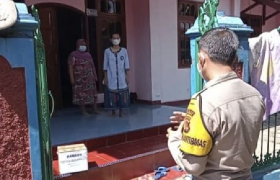 Polisi Beri Bansos Paket Sembako Kepada Warga Isoman Covid-19 di Masa PPKM