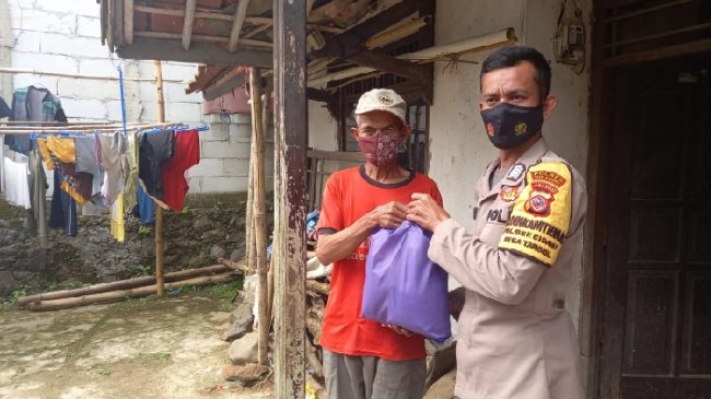 Masa PPKM Polisi Terus Gelar Baksos Bantu Masyarakat Terdampak Covid 19